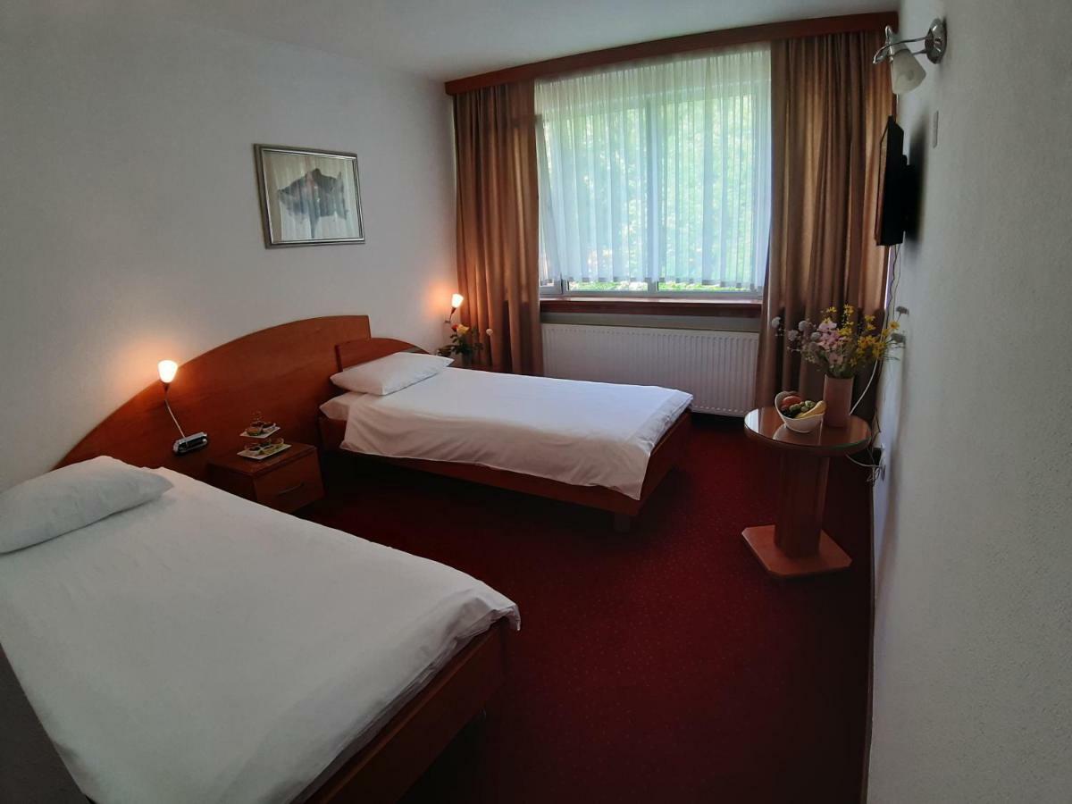 Park Hotel Bihać Buitenkant foto